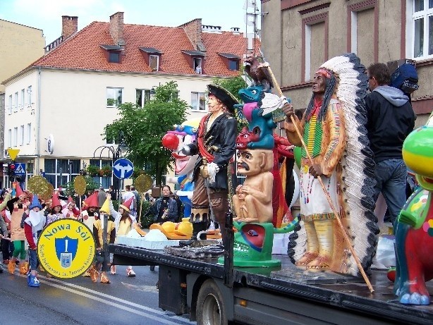 Kolorowej paradzie towarzyszył tłum obserwatorów.