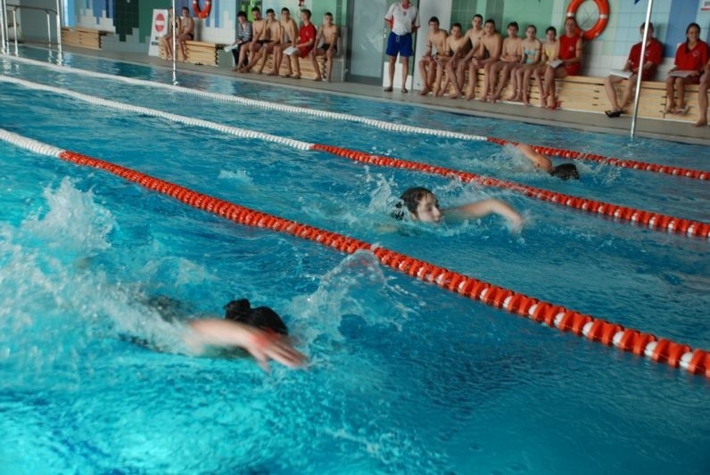 Uczniowie z Topólki mogą powiedzieć: Umiem pływać! Każdy uczestnik kursu powinien przepłynąć co najmniej  25 metrów stylem grzbietowym. 