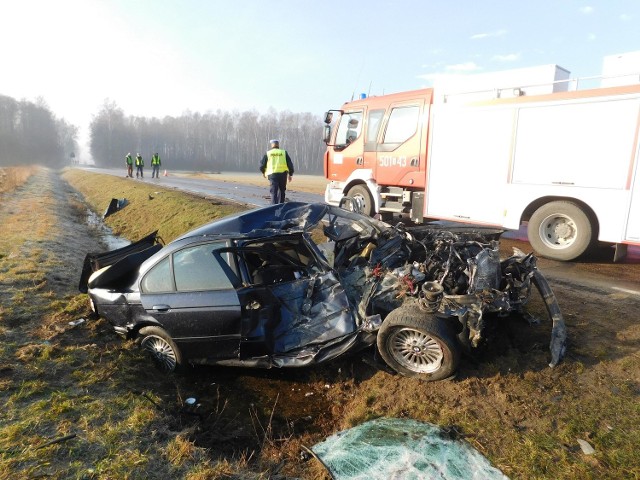 Tragiczny wypadek na DK 63. Osobówka zderzyła się z ciężarówką. 30-letni kierowca BMW nie żyje.