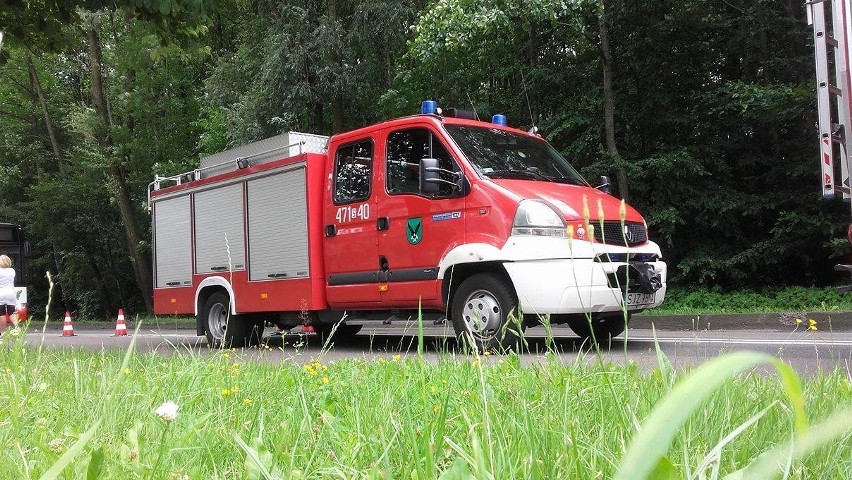 Groźny wypadek w Jastrzębiu. Motorowerzysta trafił do...