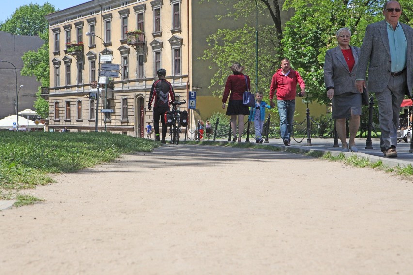 Turyści niszczą zieleń w sąsiedztwie Wawelu [ZDJĘCIA]