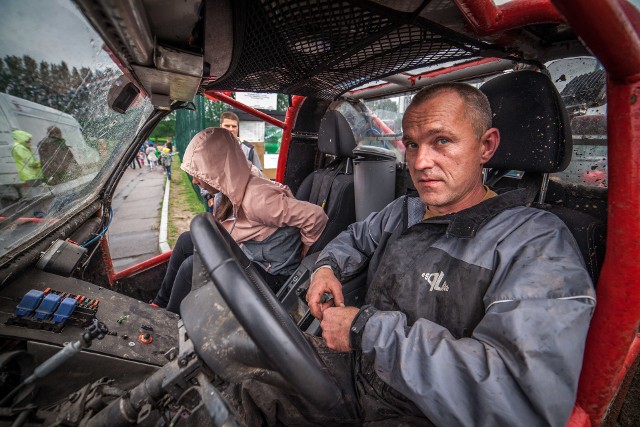 W Ustce już po raz piąty zorganizowany został Charytatywny Motofestyn Offroadowy. Tym razem zebrane pieniądze wspomogą chłopców - Sebastiana i Norbiego. Pomimo padającego co jakiś czas deszczu impreza cieszy się sporą frekwencją. Festyn rozpoczął się o godzinie 10:00 i potrwa do wieczora. W tym czasie chętni mogli przejechać się samochodem offroadowym a także odbyć przejażdżkę po torze do driftu. Nie brakuje również słodkich przekąsek czy tradycyjnej kiełbaski z grilla. Wszystko to przy akompaniamencie muzyki. Chętni będą mogli wziąć udział w licytacji wielu voucherów i atrakcji przygotowanych przez lokalnych przedsiębiorców oraz organizatorów. 