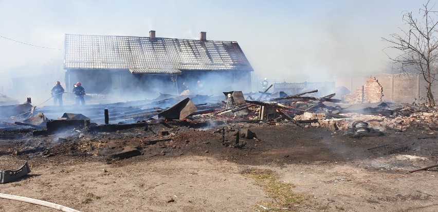 Pożar w Dąbrówce Tczewskiej oraz Turzu 23.04.2019. Spłonęła stodoła, 2 auta i dach domu [ZDJĘCIA]