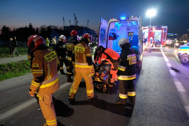 Do zdarzenia doszło w środę po godz. 20 na drodze krajowej nr 77 w Orłach (obok kościoła) pod Przemyślem. Kierująca volvo zderzyła się z citroenem jadącym w kierunku Żurawicy. Karetki pogotowia ratunkowego zabrały do szpitala kierującą volvo i kierującego citroenem, który podróżował z pasażerem.Na miejscu pracują policjanci i strażacy. Ruch odbywa się wahadłowo.Aktualizacja, czwartek godz. 8.55- Kierująca volvo, 30-letnia mieszkanka Łańcuta jadąc w kierunku Jarosławia najprawdopodobniej zasłabła i zjechała na przeciwległy pas ruchu. Kobieta uderzył w citroena, za kierownicą którego siedział 43-latek z pow. przemyskiego - powiedziała mł. asp. Marta Fac z KMP w Przemyślu.Uczestnicy zdarzenia byli trzeźwi. 30-latka ukarana została przez policjantów mandatem.Zobacz także: Wypadek na drodze krajowej nr 28 przed przejściem granicznym w Medyce. Dachował 19-letni kierowca peugeota [ZDJĘCIA]Samochód dachował. W środku 4 kobiety