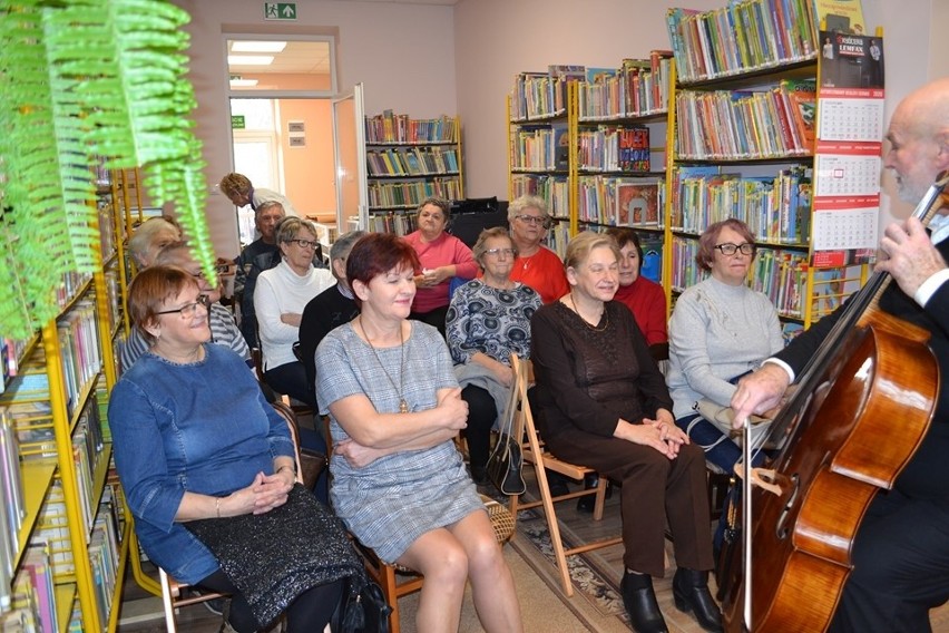 Krasnosielc. Muzyka w bibliotece. Koncert wiolonczelisty Pawła Roka w bibliotece w Krasnosielcu 