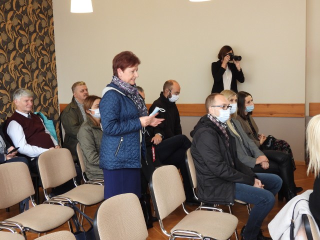 Konferencja prasowa w Tucholi z udziałem ministra Łukasza Schreibera, na której padła deklaracja o budowie basenu