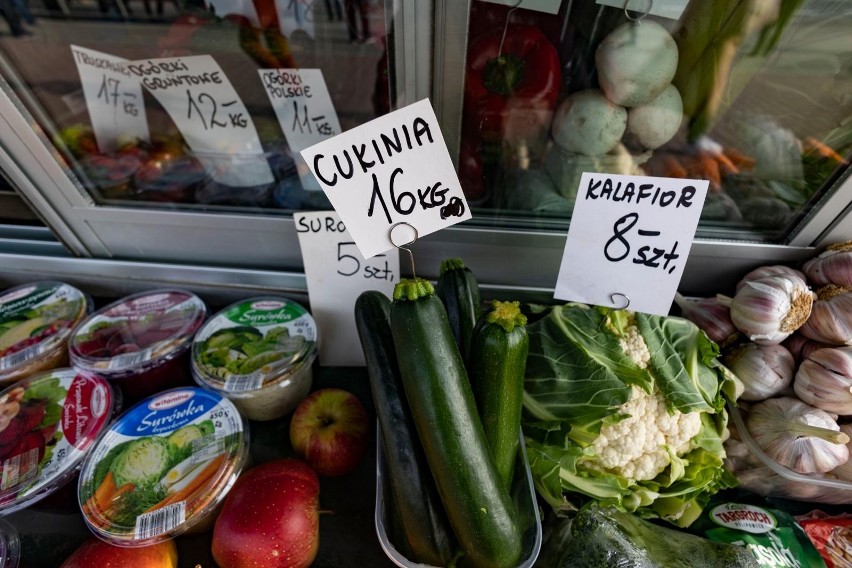 Ceny warzyw na początku lipca 2022. Młode ziemniaki na straganie po 3 zł, podrożała młoda kapusta