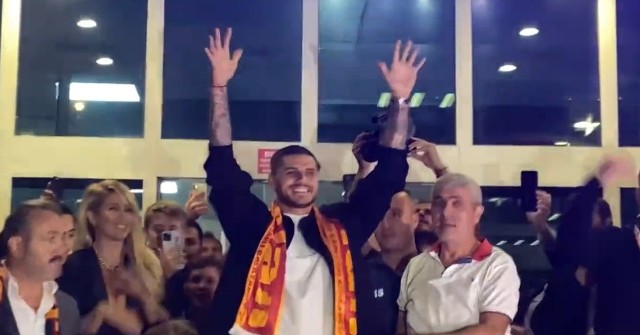 Mauro Icardi entuzjastycznie witany na lotnisku w Stambule