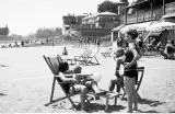 Retro plażing. Tak wakacje nad wodą spędzały nasze babcie i nasi dziadkowie. Przed wojną na plażach wcale nie było nudy!