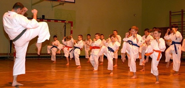 Nawet paroletnie dzieci z chęcią ćwiczą na treningach karate, które są organizowane w Szkole Podstawowej numer 9 na Ustroniu.