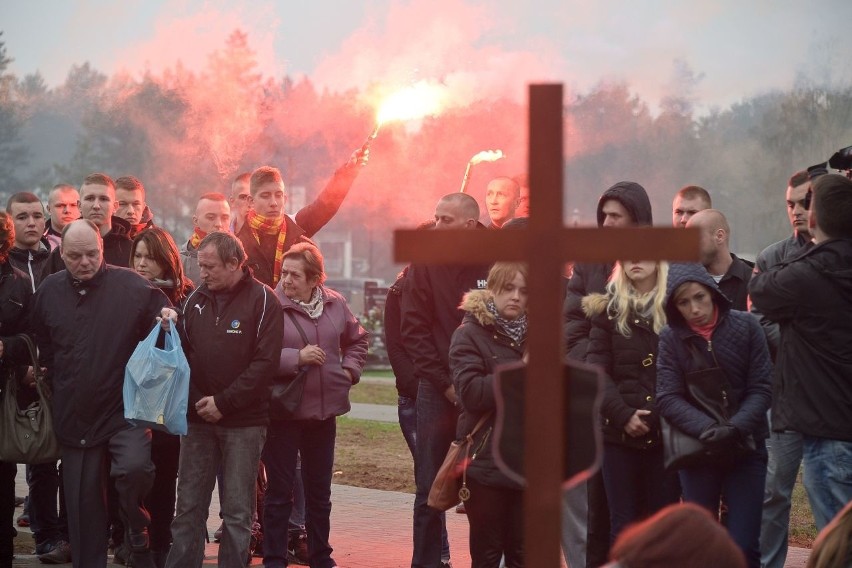 Białystok. Pogrzeb Pawła Klima. Kibice oddali mu hołd (zdjęcia, wideo)