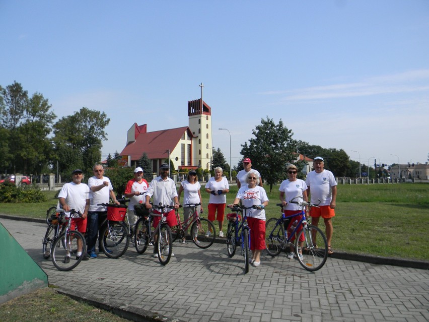 Seniorzy z Tarnobrzega na rowerach przejechali 100 kilometrów na 100-lecie niepodległości