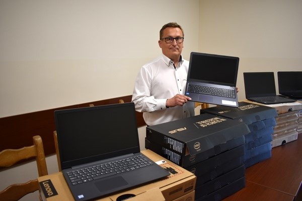 Władze gminy Nowy Korczyn zakupiły laptopy dla potrzebujących uczniów. Zostaną im użyczone na czas nauki zdalnej