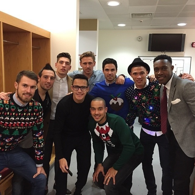 Piłkarze Arsenalu w świątecznych sweterkach i świetnych...