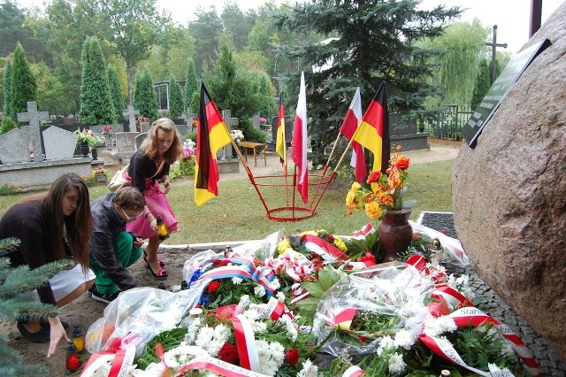 Pamięć niemieckich ofiar upamiętnia obelisk. Kwiaty złożyła tu m.in. młodzież z Potulic i uczniowie z niemieckiego Elsterwerda.