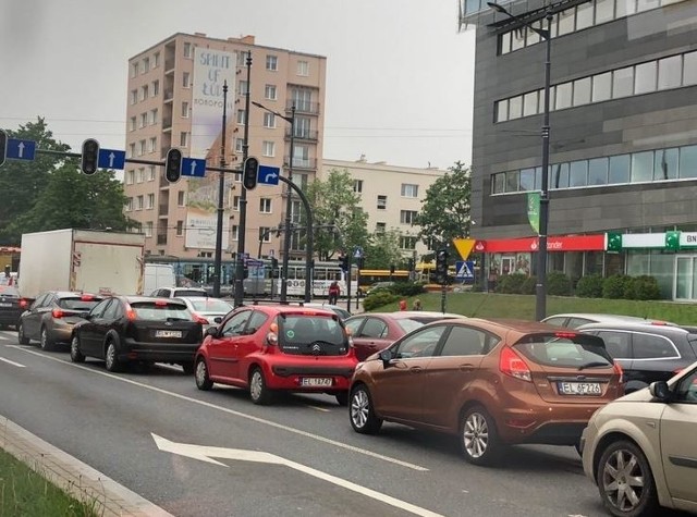 Do poważnej awarii energetycznej doszło w czwartek rano na Starym Widzewie. Od godz. 8.30 nie działała sygnalizacja świetlna na skrzyżowaniu marszalków. Dyżurny Centrum Zarządzania Kryzysowego odbierał telefony o braku prądu w pobliskich budynkach.Zobacz zdjęcia