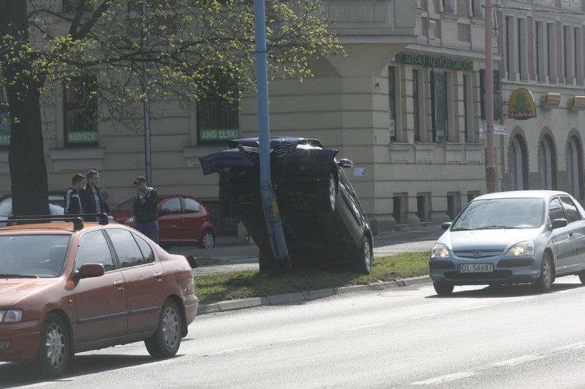 Parkowanie w pionie? Volkswagen zatrzymał się na latarni (ZDJĘCIA)