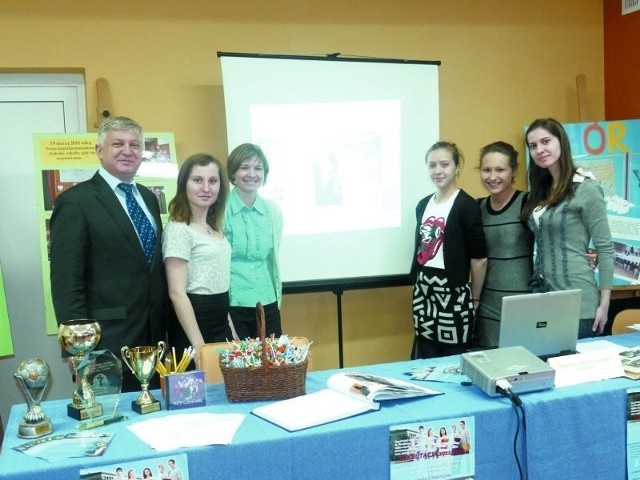 I Liceum Ogólnokształcące w Hajnówce przygotowało prezentację multimedialną szkoły. Na zdjęciu: uczniowie liceum, pedagog Elżbieta Wołkowycka (druga z lewej) oraz Jerzy Sirak, burmistrz Hajnówki, który objął patronat nad targami.