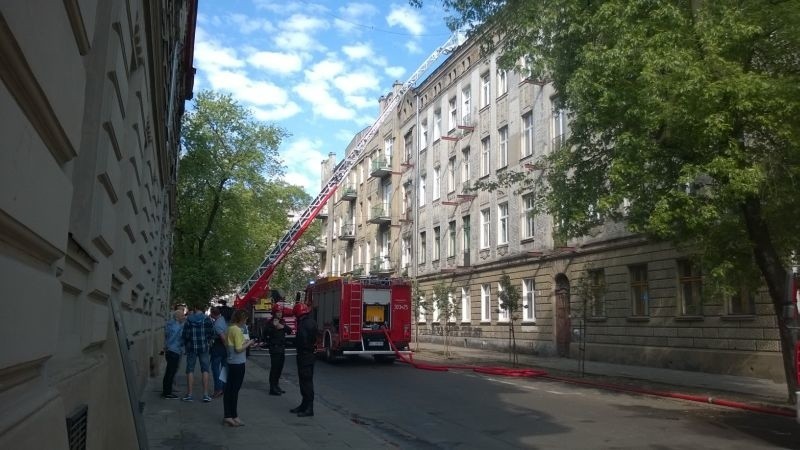 Pożar przy ul. Gdańskiej. Uwięzieni lokatorzy kamienicy! [zdjęcia]