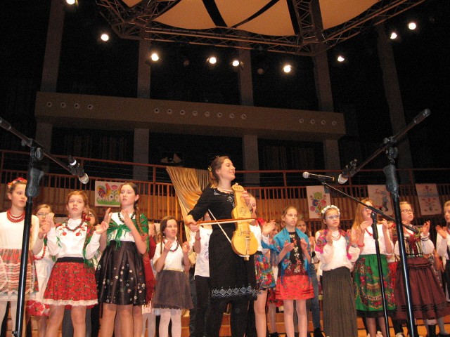 Karolina Matuszkiewicz najpierw sama zagrała na fideli i zaśpiewała, a potem „do pomocy” poprosiła uczniów. Barwna muzyczna grupa bardzo się podobała widowni. 
