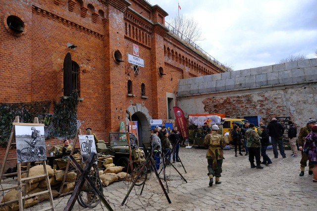 W niedzielę w Forcie I odbył się piknik historyczno-militarny. Na miłośników historii wojskowości czekało wiele wystaw oraz pokazów grup rekonstrukcyjnych. Nazwa pikniku „Najkrótszą Drogą” nawiązuje do historycznego zawołania 1. Samodzielnej Brygady Spadochronowej gen. Stanisław Sosabowskiego. Piknik był poświęcony wojskom desantowym.