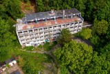Opuszczone sanatorium od lat niszczeje w otoczeniu pięknego krajobrazu. Wizyta w obiekcie może być niebezpieczna – lepiej tam uważać… 