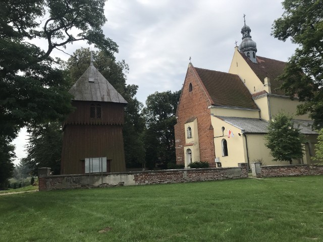Drewniana dzwonnica przy kościele p.w. św. Marii Magdaleny  w Wawrzeńczycach