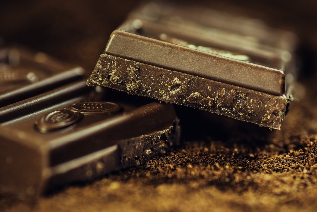 Czekolada lubiana jest zarówno przez starszych, jak i najmłodszych. Zobacz, jakie działanie ma na twój organizm ta kakaowa słodycz - szczegóły na kolejnych slajdach.