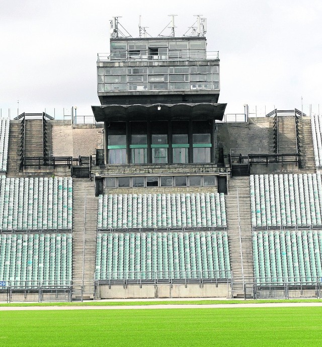 Październik 2009 rokuWykonawca i władze województwa rozpoczęły modernizację Stadionu Śląskiego. Wartość prac 338,3 mln zł.