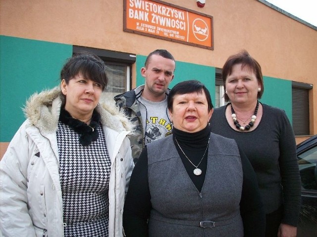 Pracownicy przed siedzibą Świętokrzyskiego Banku Żywności. Na zdjęciu od lewej: Barbara Jurek, Paweł Chmielewski, Małgorzata Górecka, w środku prezes Maria Adamczyk.