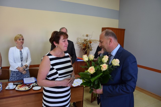 Na sesji Rady Gminy w Lipnicy uroczyści i oficjalnie podziękowano za wieloletnią pracę Elżbiecie Kiedrowskiej, kierownikowi biblioteki, która przechodzi na emeryturę.