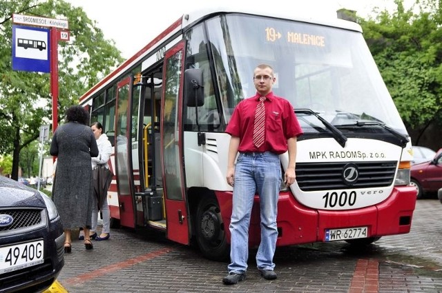 - Po ostatniej zmianie trasy "dziewiętnastka&#8221; zyskała uznanie wśród wielu osób. Niektórymi kursami jeżdżę autobusem pełnym pasażerów &#8211; mówi Marcin Borkowicz, kierowca Miejskiego Przedsiębiorstwa Komunikacji w Radomiu.