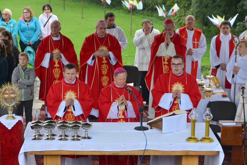Trzy tysiące pielgrzymów z trzech diecezji dotarło na Święty Krzyż (WIDEO, zdjęcia)