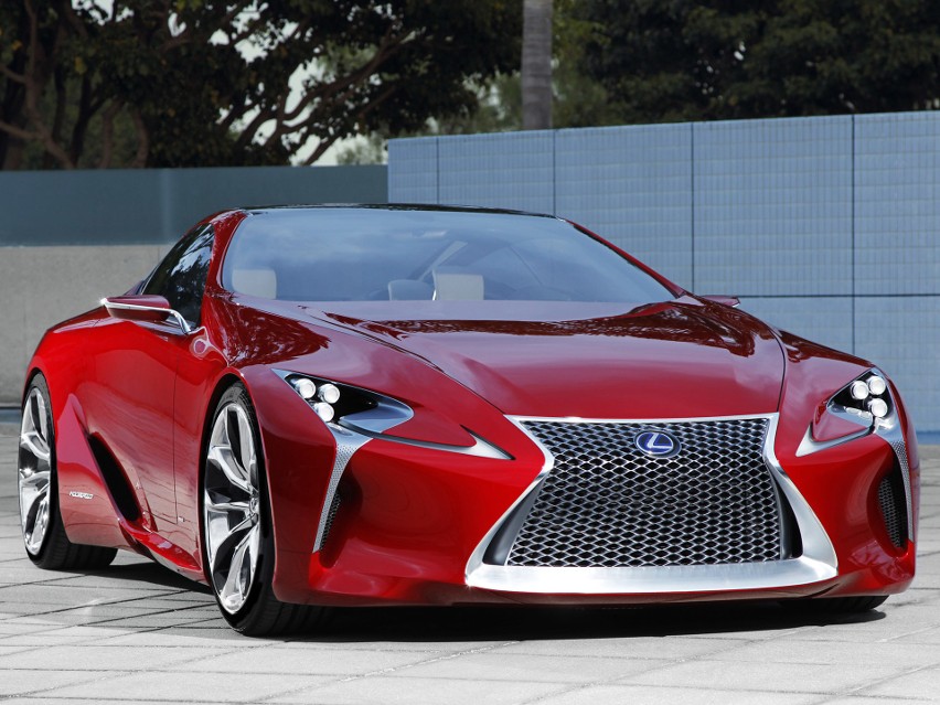 Rok 2012 przyniósł premierę koncepcyjnego coupe LF-LC (Lexus...