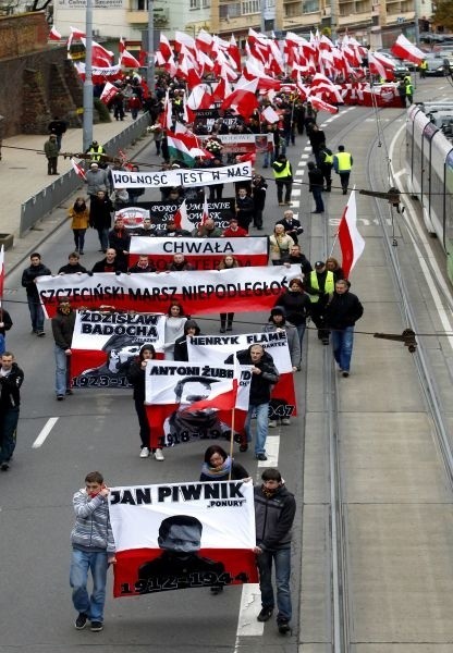 Wczoraj marsz zorganizowały środowiska patriotyczne, dzisiaj drugi pochód pod szyldem Prawa i Sprawiedliwości. Główne uroczystości z okazji Święta Niepodległości odbędą się na pl. Szarych Szeregów w Szczecinie