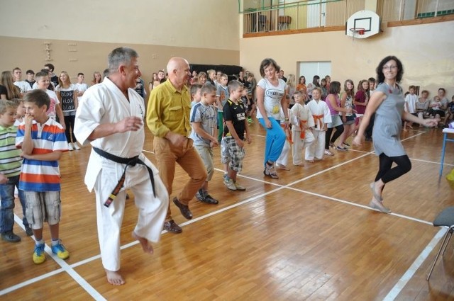 Podczas akademii karate nie brakuje świetnej zabawy. Na pierwszym planie, z lewej (w białym kimono) organizator imprezy, sensei Zbigniew Zaborski. Piotr Stańczak