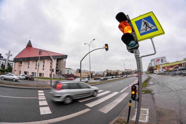 Według rozporządzenie Ministra Spraw Wewnętrznych i Administracji z 2002 r. w sprawie znaków i sygnałów drogowych, żółte światło oznacza zakaz wjazdu za sygnalizator.