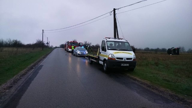 Młody kierowca stracił panowanie nad pojazdem i dachował w Żarkach.