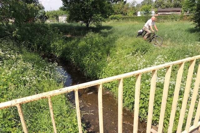 Po sobotniej ulewie w korycie Strugi Toruńskiej pojawiło się trochę więcej wody, ale do dawnego stanu cały czas sporo brakuje