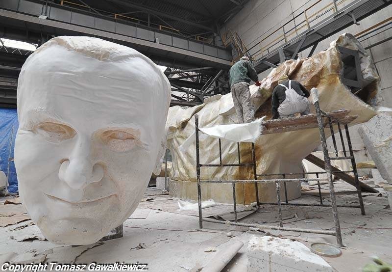 Olbrzymi Jan Paweł II w budowie. Tak postępują prace (zdjęcia)
