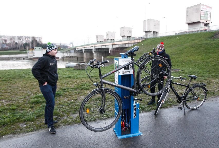 Otwarcie stacji obsługi rowerów świętowano w trakcie...