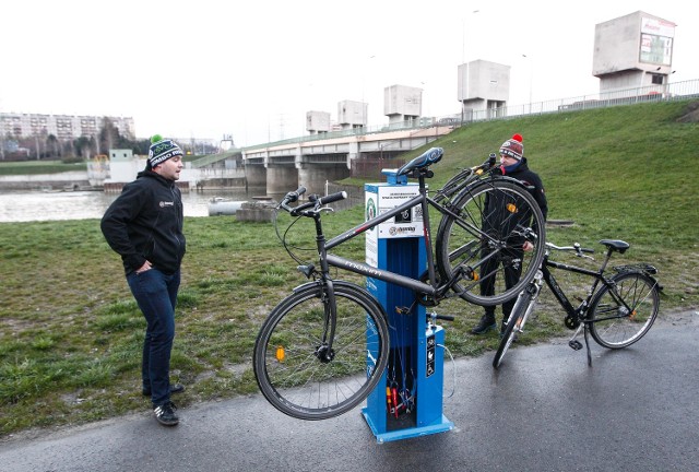 Otwarcie stacji obsługi rowerów świętowano w trakcie piątkowej rzeszowskiej masy krytycznej. Stacje obsługi rowerów działają przy zaporze na Wisłoku oraz obok hipermarketu Auchan w Krasnem. Pierwsza z nich miała stanąć pod mostem Zamkowym, ale ze względu na zalewowy charakter terenu nie zgodzili się na to urzędnicy. Obie są wyposażone w komplet niezbędnych, podstawowych narzędzi: śrubokręty, klucze imbusowe, łyżki do opon i pompki z końcówkami umożliwiającymi napompowanie wszystkich rodzajów wentyli. Narzędzia są zamocowane do stacji na linkach, aby nikt ich nie ukradł.Pieniądze na zakup stacji rowerzyści zbierali we własnym zakresie. Publiczna zbiórka pozwoliła złożyć kwotę wystarczająca na zakup jednego takiego urządzenia. Drugie sfinansuje właściciel hipermarketu Auchan. W tym roku w mieście powstaną także bezpieczne przejazdy rowerowe przez ulice.