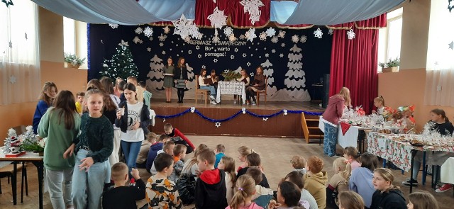 Kiermasz Bożonarodzeniowy  w Publicznej Szkole Podstawowej w Iwaniskach