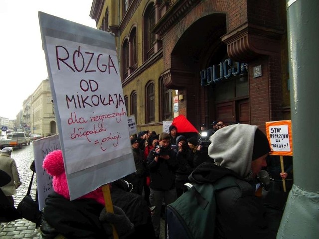 Anarchiści protestowali przeciwko działaniom policji podczas wykładu o gender w Poznaniu