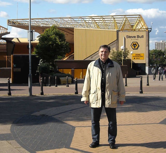 Krzysztof Kołowski przed stadionem Wilków w Wolverhampton