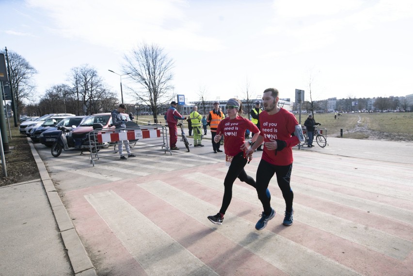 Kraków. Wyjątkowy Bieg Walentynkowy po trasie w kształcie serca. Tłumy biegaczy na Błoniach