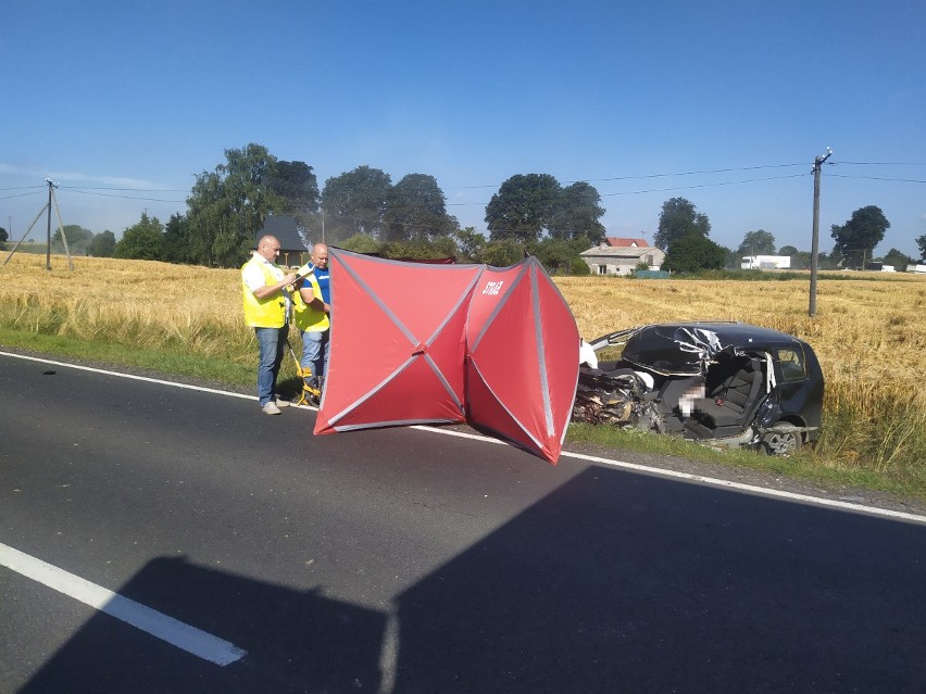 W wyniku zderzenia pojazdów 49-letni kierowca volkswagena...