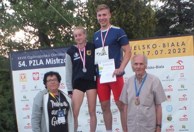 Dominika Duraj oraz Szymon Groenwald na Lekkoatletycznych Mistrzostwach Polski w Bielsko-Białej. Razem z nimi trenerzy - Teresa Jaskułka i Waldemar Płomień