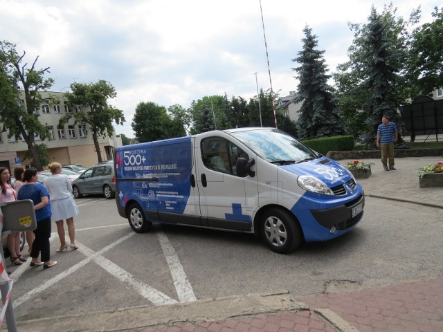 Przed urzędem miasta stanął specjalny pojazd, zwany 500Bus, oznakowany logo rządowego programu Rodzina 500+.  Przyjechali nim przedstawiciele kampanii promującej realizowany już program, by spotkać się z pracownikami miasta oraz gminy Aleksandrów Kujawski bezpośrednio zaangażowanymi w obsługę tego programu, a także z mieszkańcami (niektórzy przybyli z dziećmi). Dojechał nieco spóźniony wicewojewoda Józef Ramlau. Aleksandrów był 110 gminą w województwie, którą odwiedził 500Bus. Oba samorządy (i miasta, i gminy) zbierały pochwały za wzorowe wykonanie nowego zadania.