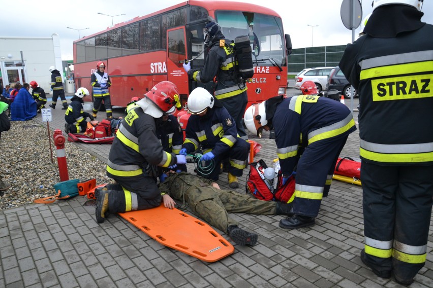 Przy autostradzie A1 w Żorach autobus stanął w ogniu. Strażacy wyciągali rannych ZDJĘCIA